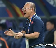 첫 스텝부터 흥겨운 '박항서의 라스트 댄스'…라오스에 6-0 대승