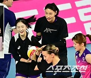 '현주야 엄지척 받아라!' 다정한 언니 김연경, 후배 기 살려주는 칭찬폭격기