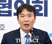 이복현 금감원장 "조용병 신한금융 회장 용퇴 결정 존경"