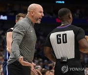 [NBA] “이해할 수 없어” 분개…슈퍼 에이스-감독 동반 퇴장 사태