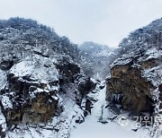 ‘한폭의 산수화’ 눈내린 철원 삼부연 폭포