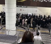 눈 온다고 출발 못한 전철…역사 혼잡에 승객들 ‘긴장·분통’