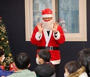 산타로 변신한 최원목 신보 이사장…아동 복지시설에 선물 전달