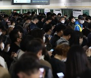 폭설로 전기 끊긴 김포경전철, 출근길 1시간 지연…승객 병원행