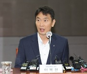 이복현 금감원장 "조용병 신한금융 회장 용퇴 결정에 존경"