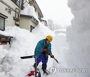 파묻히고 떨어지고…日, 2m 기록적 폭설에 4명 사망