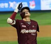 KBO 초유의 돈방석 예약한 이정후…전성기는 시작도 안 했다