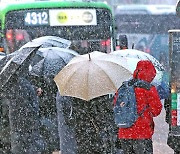 Seoul commuters face difficulties due to snow