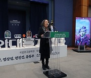 ‘이상·염상섭·현진건·윤동주 청와대를 거닐다’ 인사말 하는 문정희 관장