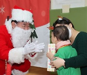 산타클로스로 변신해 어린이집 찾은 김진표 국회의장 [뉴시스Pic]