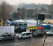 [오마이포토] 이태원 합동분향소 포위한 극우단체 현수막 [이태원참사_기록]