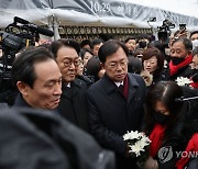 이태원 참사 희생자 유가족들과 대화하는 우상호 위원장