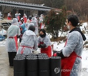 난방 취약계층에 연탄 배달하는 국민의힘 전북도당