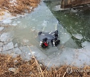 눈길에 미끄러진 택시 하천으로 추락