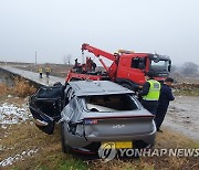 눈길에 미끄러진 택시 하천으로 추락