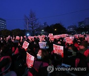 교육청 앞 임금 체계 개편 결의대회