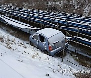 10㎝ 눈에 도로 '미끌'…강원 교통·낙상사고 잇따라(종합)