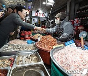 이재명 검찰 소환 통보에…與 "숨지말라" 野 "유례 없는 폭거"