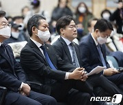 발언 경청하는 이재명 대표