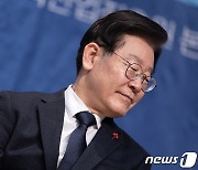 질문 듣는 이재명 민주당 대표