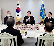 윤 대통령, “제설·취약시설물 안전, 취약층 돌봄 철저” 긴급 지시