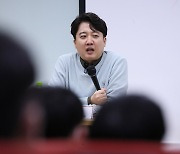 이준석, “새우 두 마리 모여도 새우”…당권 판도 ‘흔들기’ 시작?