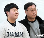 LG 김범석, 이만수 홈런상 수상하며 아버지와 함께 [사진]