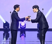 이정훈 사무총장,'제카 김건우 선수! 올해의 선수상 축하해요' [사진]