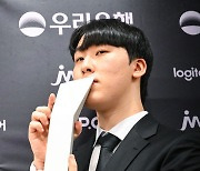 제카 김건우,'LCK 올해의 선수상 트로피 키스' [사진]