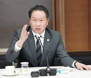 최태원 “세계는 지금 ‘헤어질 결심’···작은 시장도 개척을”