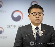 [속보] 교육차관 "교육과정 다양한 시선 다 담을 수 없어…최대한 소통"