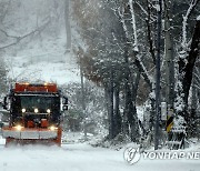 폭설에 제설작업 총력