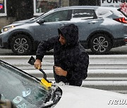 '사고 나기 전에' 차 유리에 낀 눈 긁어내는 美 운전자