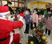 ‘보훈 산타단’, 전몰·순직 군경 자녀에게 깜짝 선물 전달