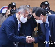 [포토]이태원 참사 국조특위 현장조사, 악수하는 우상호·이상민