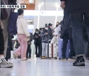 [특보] 제주공항 폭설·강풍에 이틀째 결항…관광객 ‘발 동동’