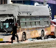 견인되는 시내버스