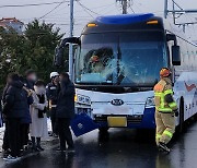 제주, 악천후 속 중학생 체험학습 전세버스끼리 충돌… 24명 경상