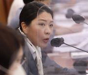 與 “신현영 ‘닥터카 논란’ 거짓말 드러나… 의원직 사퇴해야”