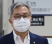 ‘이동재 前기자 명예훼손’ 최강욱 300만원 배상 판결