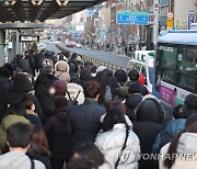 3호선 운행 중단, 버스 기다리는 시민들