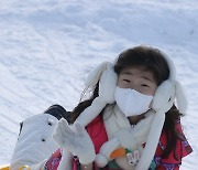 추위도 막을 수 없는 눈썰매의 즐거움