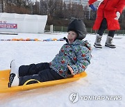 추위도 막을 수 없는 눈썰매의 즐거움