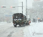 "군 도움을 청해봅시다"…민관군 총동원 제설에도 역부족