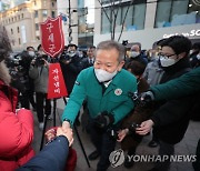 구세군과 악수하는 행안부 장관