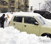 하얗게 뒤덮인 日, 1m 넘게 눈 쌓였다…11명 사망·77명 부상