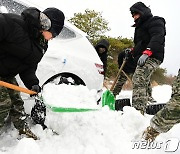 제주, 눈에 묻힌 차 꺼내는 해병대 제9여단