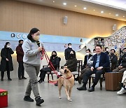 윤 대통령 부부, 은퇴 안내견 ‘새롬이’ 반려견 맞이