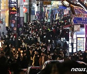 '성탄 전야' 활기 되찾은 명동 '북적'…이태원은 '한산'(종합)