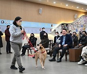 尹대통령, 은퇴 안내견 `새롬이` 입양…관저에 11번째 동물 식구